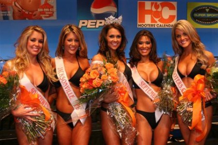 hooters-girls