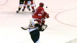 Patrick-Eaves-Puck-to-Head