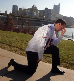 Mayor Ravenstahl tebowing