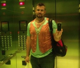 Heath-Bell-hippie-shirt