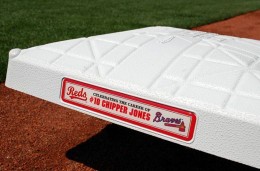 Reds-Chipper-Jones-base