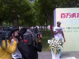 dennis-rodman-stephon-marbury-statue
