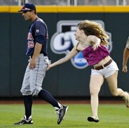 arizona-fan-grabs-butt
