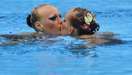 ukrainian-swimmers-kiss