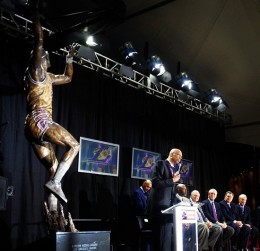 kareem-abdul-jabbar-statue