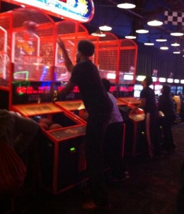 andrew-bynum-pop-a-shot