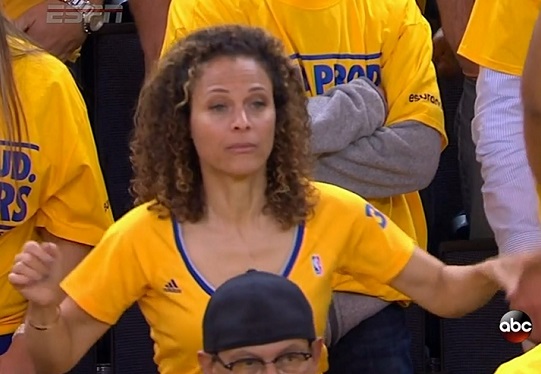 Sonya and Ayesha Curry react to Steph making 3-pointer (Video.