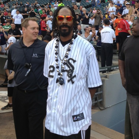 Snoop Dogg throws out first pitch at White Sox game, Tebows (Video)