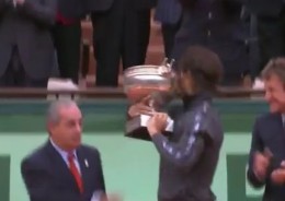 Rafael-Nadal-hits-face-with-trophy