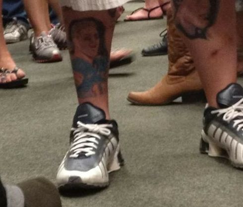Fan has a hideous Tim Tebow Florida tattoo on his shin (Picture)