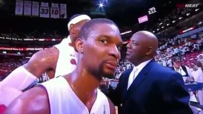 Chris Bosh photobomb