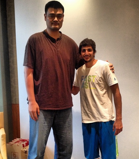 ¿Cuánto mide Yao Ming? - Altura - Real height Yao-ming-ricky-rubio