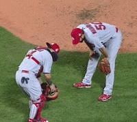 GIF: Wainwright, Molina let pop up fall between them 