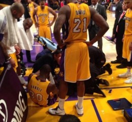 Julius Randle Suffers Broken Leg In NBA Debut (Video)