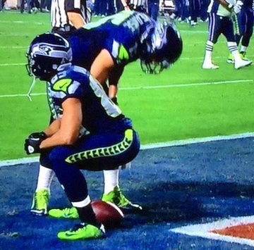 Doug Baldwin pretends to take a dump after TD (Video 