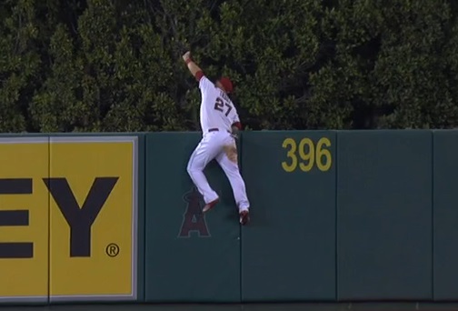 Video: Mike Trout makes an unreal catch to rob Jesus Montero of a