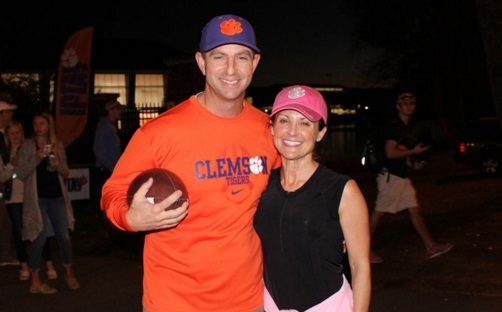 Dabo Swinney wife, kids posed for cute pic before game Larry Brown Sports image