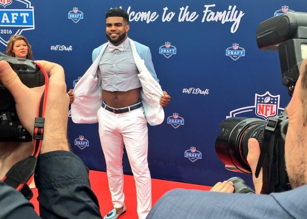 Ezekiel Elliott brings the cut off shirt to the red carpet - ESPN Video