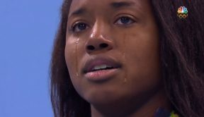 Simone Manuel Cries On Medal Stand After Winning Gold