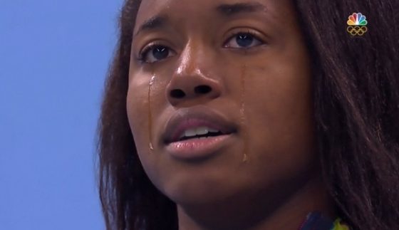 Simone Manuel cries on medal stand after winning gold