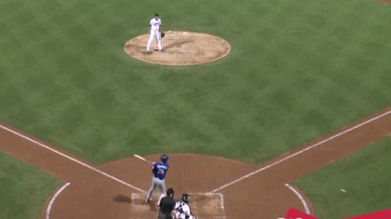 Minor leaguer's foul ball makes ridiculous U-turn into fair territory ...