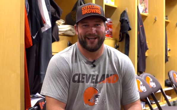 One year after his retirement, Joe Thomas is completely unrecognizable