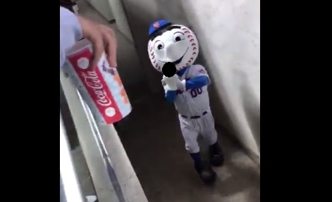 New York Mets mascot makes crude gesture to fan