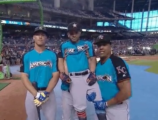 Jose Altuve got picked up to take picture with Aaron Judge (Video)