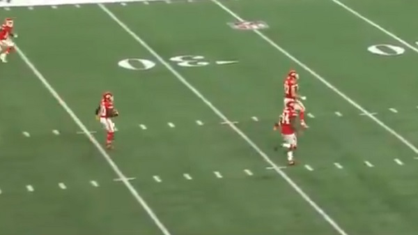 Cowboys allow embarrassing touchdown to Tyreek Hill before half