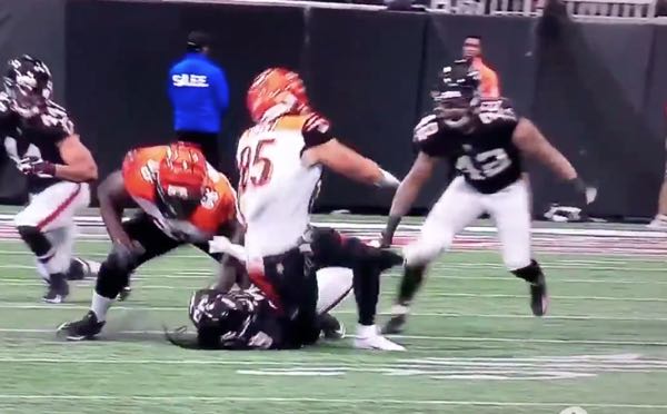 Tyler Eifert fights injury on busy day