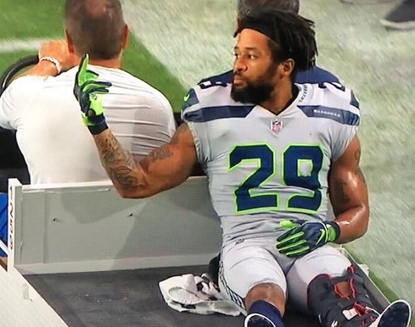 Earl Thomas appears to give Seahawks middle finger while being