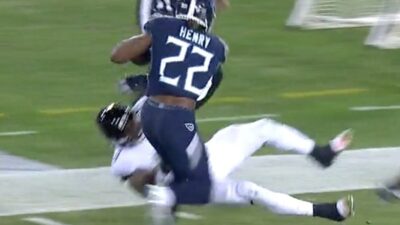 Derrick Henry stiffarm