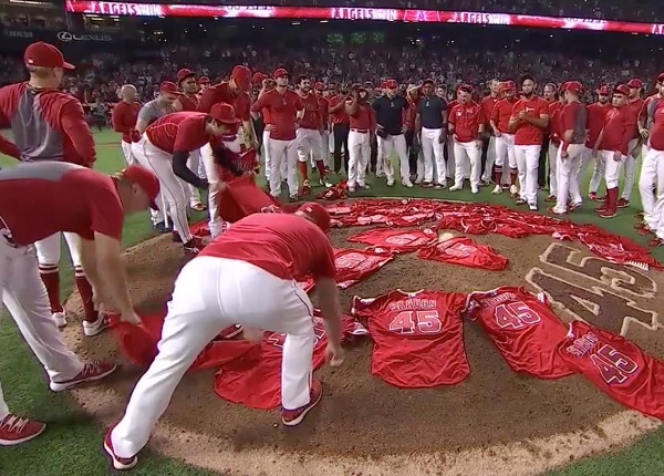 Angels lay Tyler Skaggs jerseys on mound after combined no-hitter