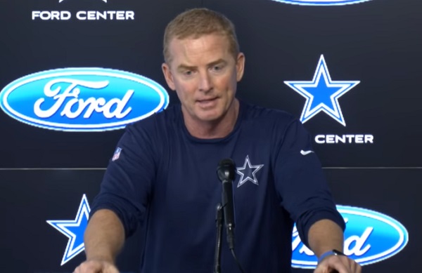 Dallas Cowboys offensive coordinator Jason Garrett (R) talks to