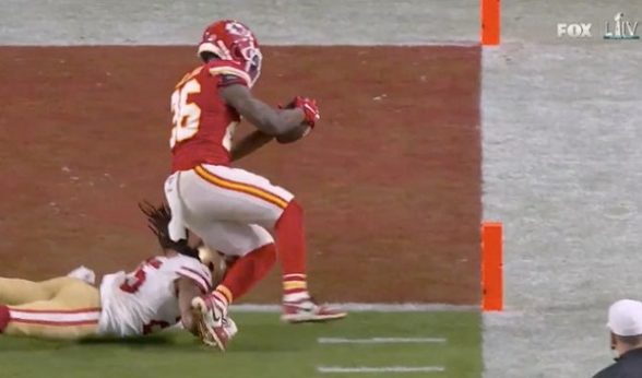 Video: Controversial Damien Williams touchdown at goal line stands