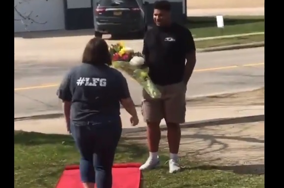 Iowa's Tristan Wirfs rolls out red carpet for mom on front lawn