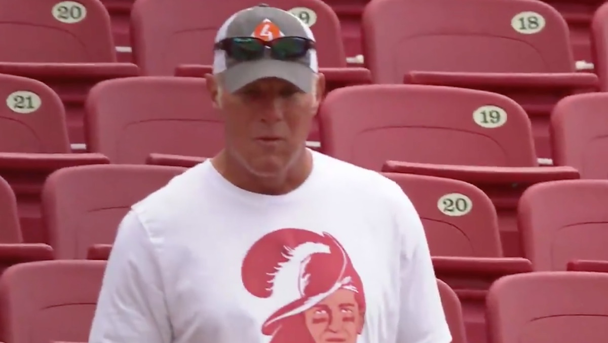 Brett Favre attends Buccaneers game wearing a Tom Brady shirt 