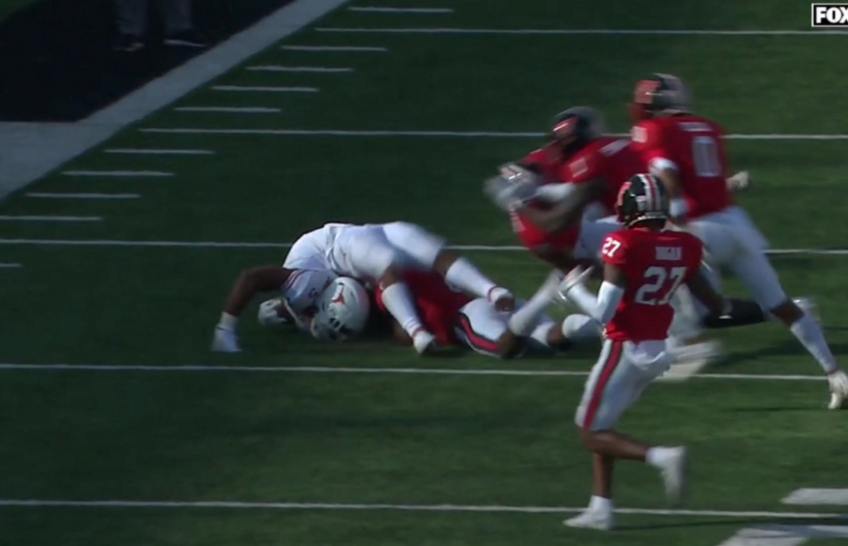 Watch: Texas RB Bijan Robinson lands on head after hurdle goes