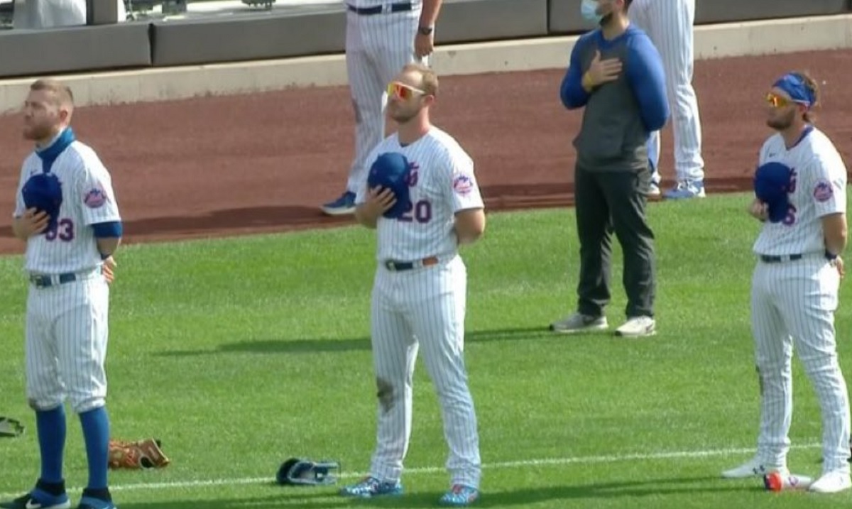 Mets honor Tom Seaver's iconic drop-and-drive delivery with dirty knees -  ESPN