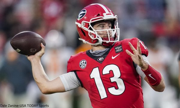 Stetson Bennett throws a pass