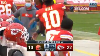 Tyreek Hill shove