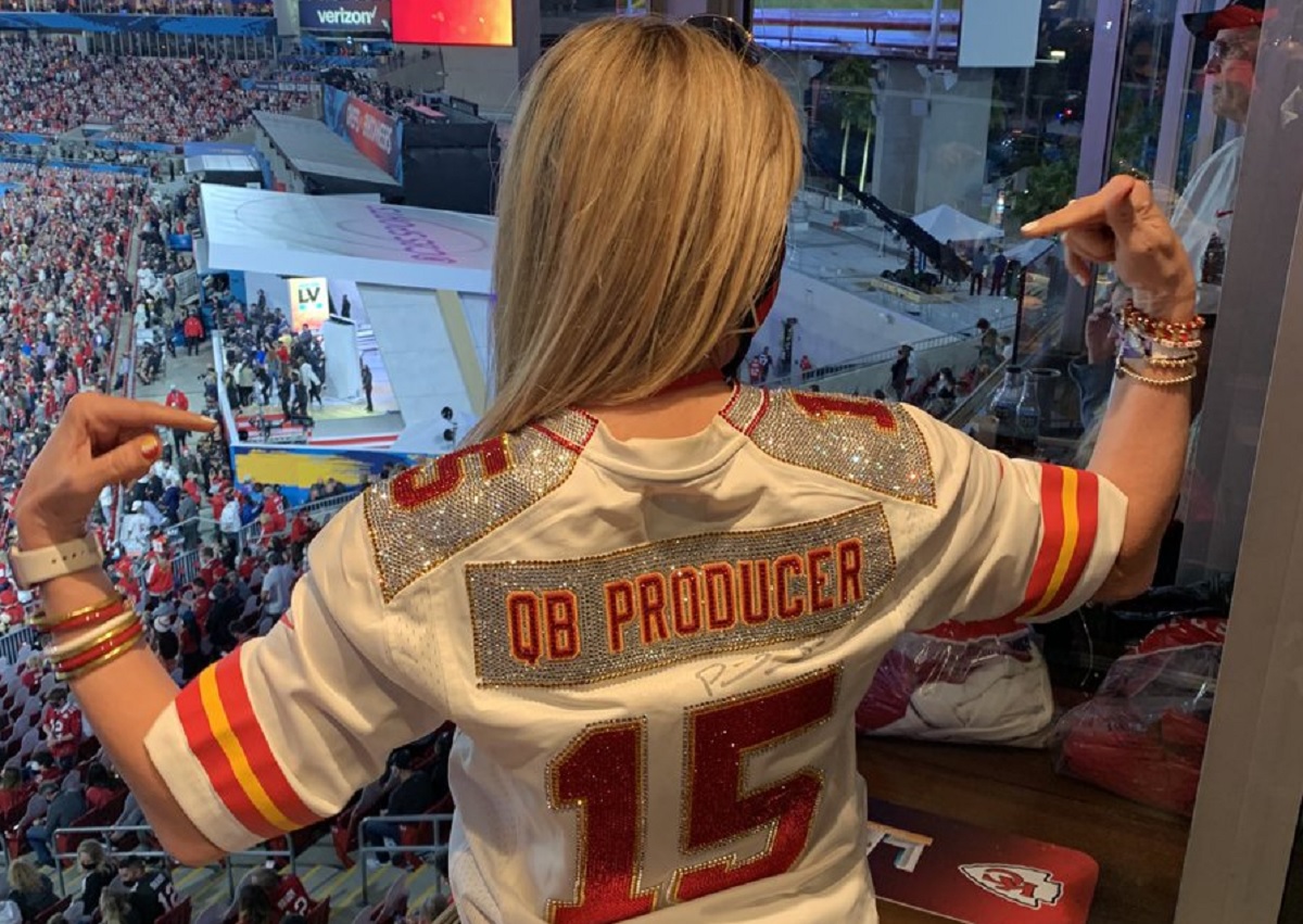 Patrick Mahomes' mom Randi shows off tremendous jersey at Super Bowl