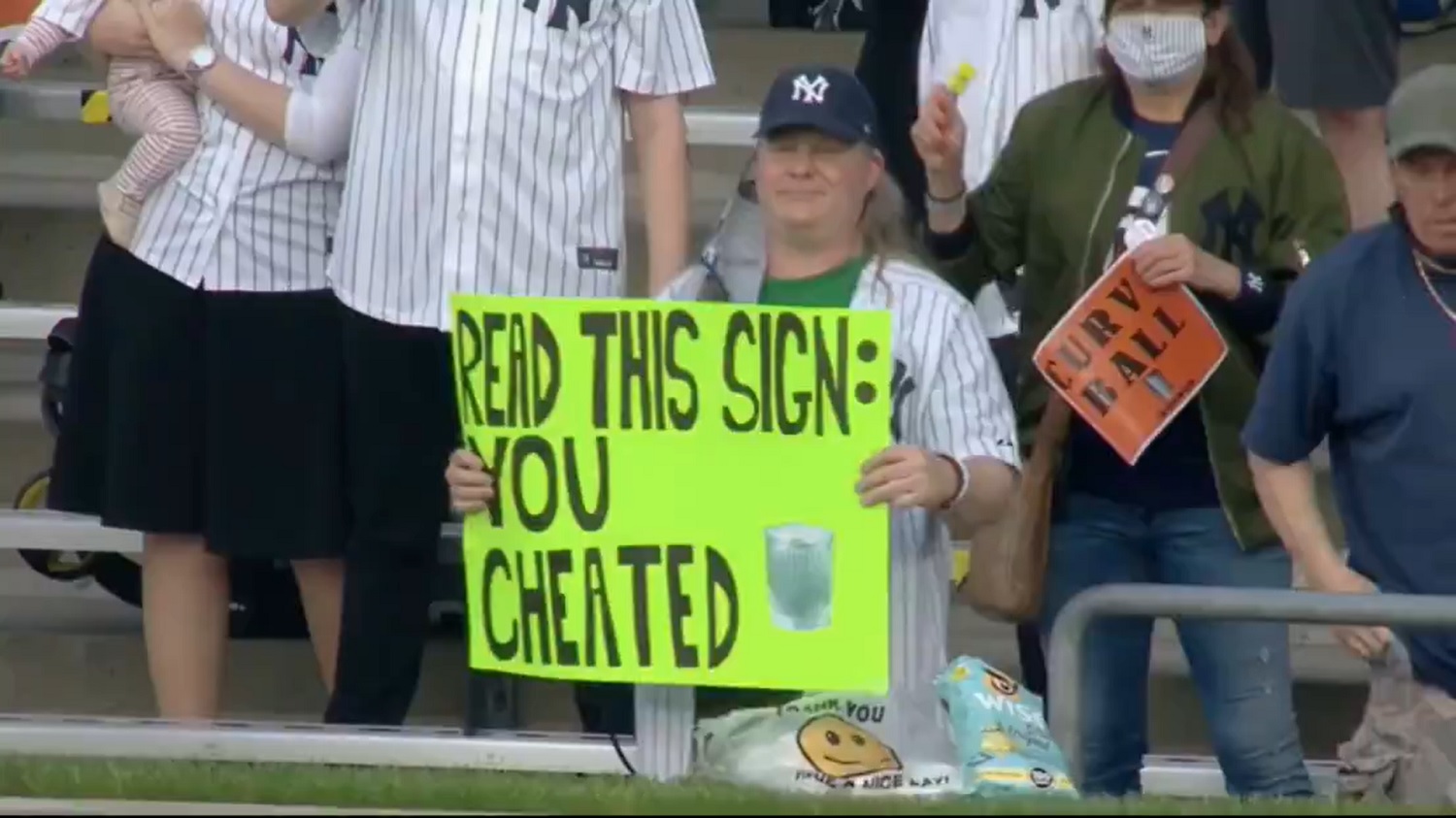 Dodgers fan handed out anti-Astros chant cards before game