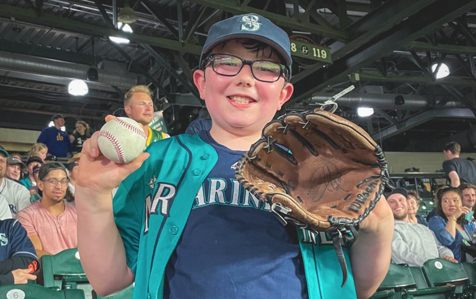 Video: Mariners hook up 'Rally Kid' after exciting win over Angels