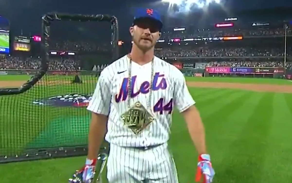 Look Pete Alonso wore his Home Run Derby chain to the bar after win