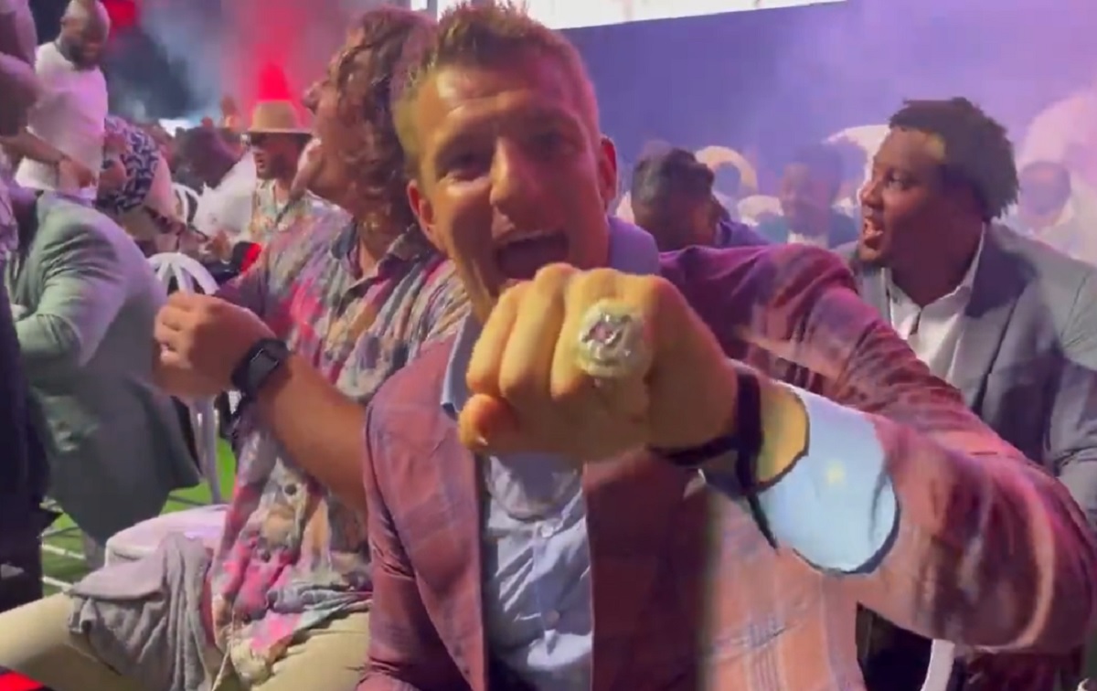 Video: Rob Gronkowski had great reaction to Bucs' Super Bowl ring