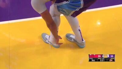 Anthony Davis has an issue with his shoe
