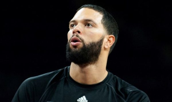 Deron Williams warming up