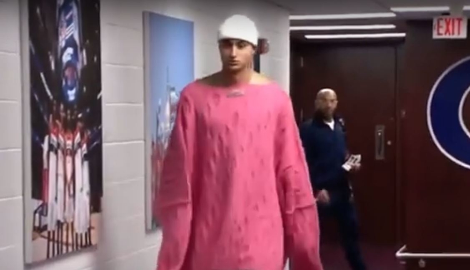 Kyle Kuzma's pregame outfit tonight included a jacket with mirrors.  Thoughts? 🤔