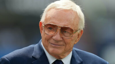 Jerry Jones wears sunglasses